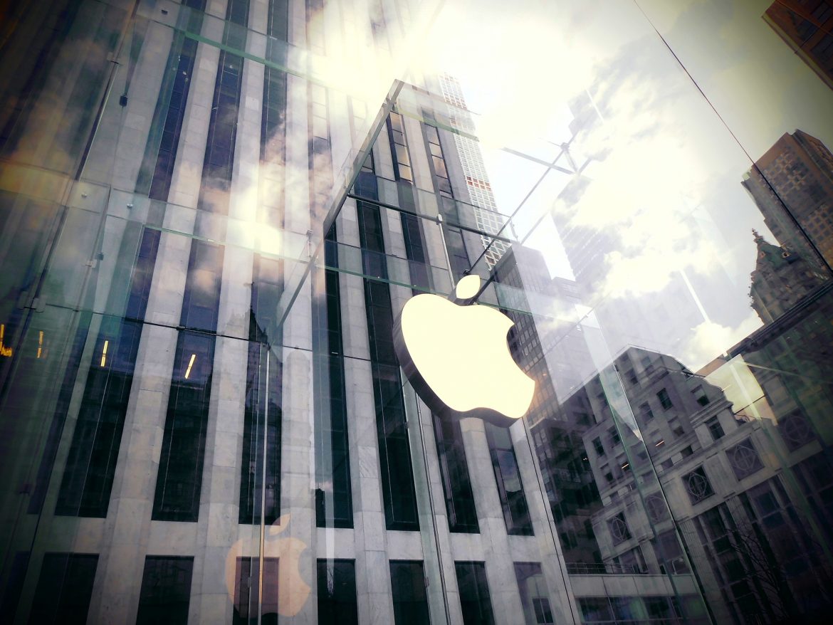 Apple's market valuation hits 700 billion dollars