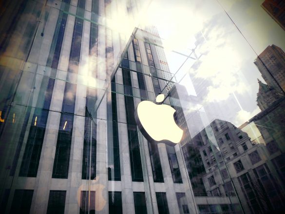 Apple's market valuation hits 700 billion dollars